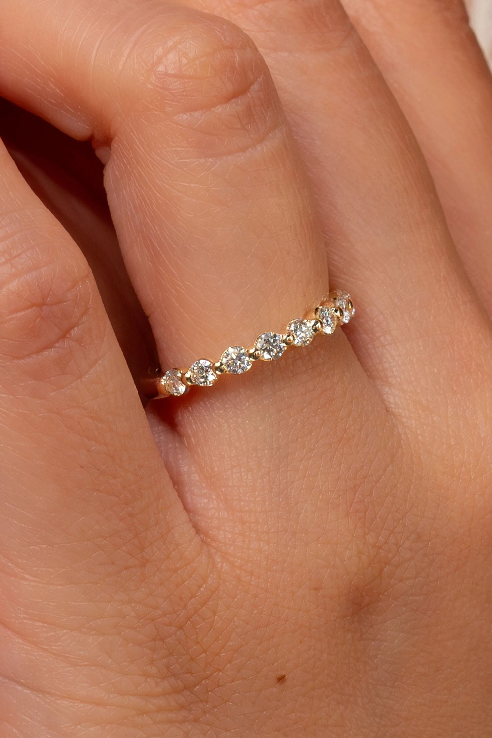2.6mm Floating Single Prong Round Natural Diamond Ring