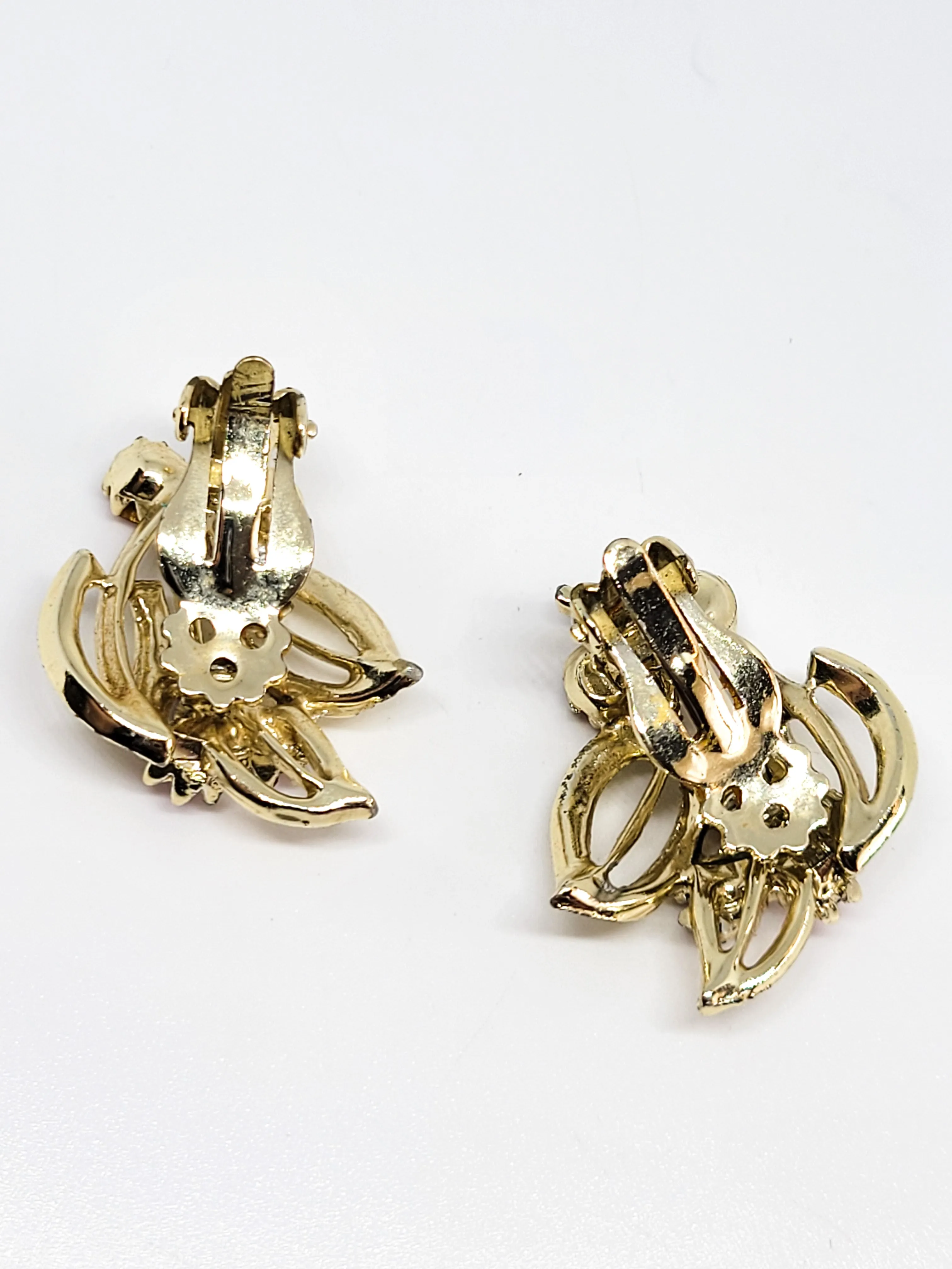 Baby pink rhinestone flower gold toned vintage clip on earrings mid century