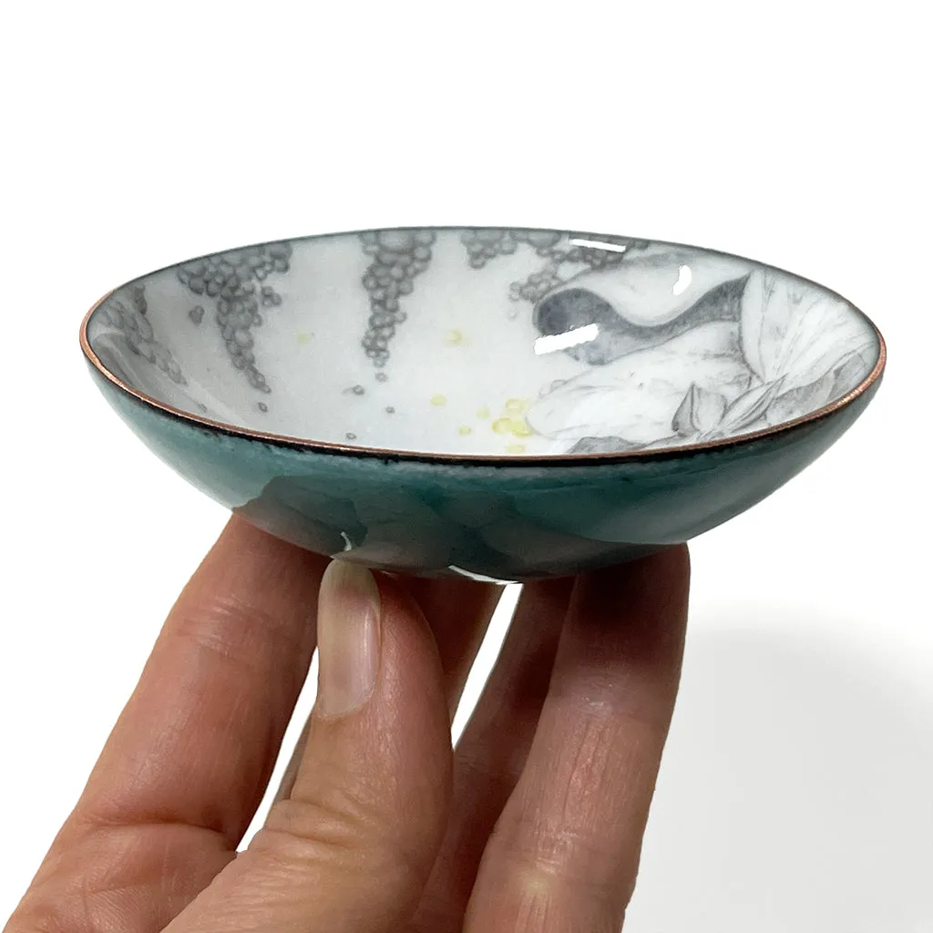 Drooping flower enamelware bowl