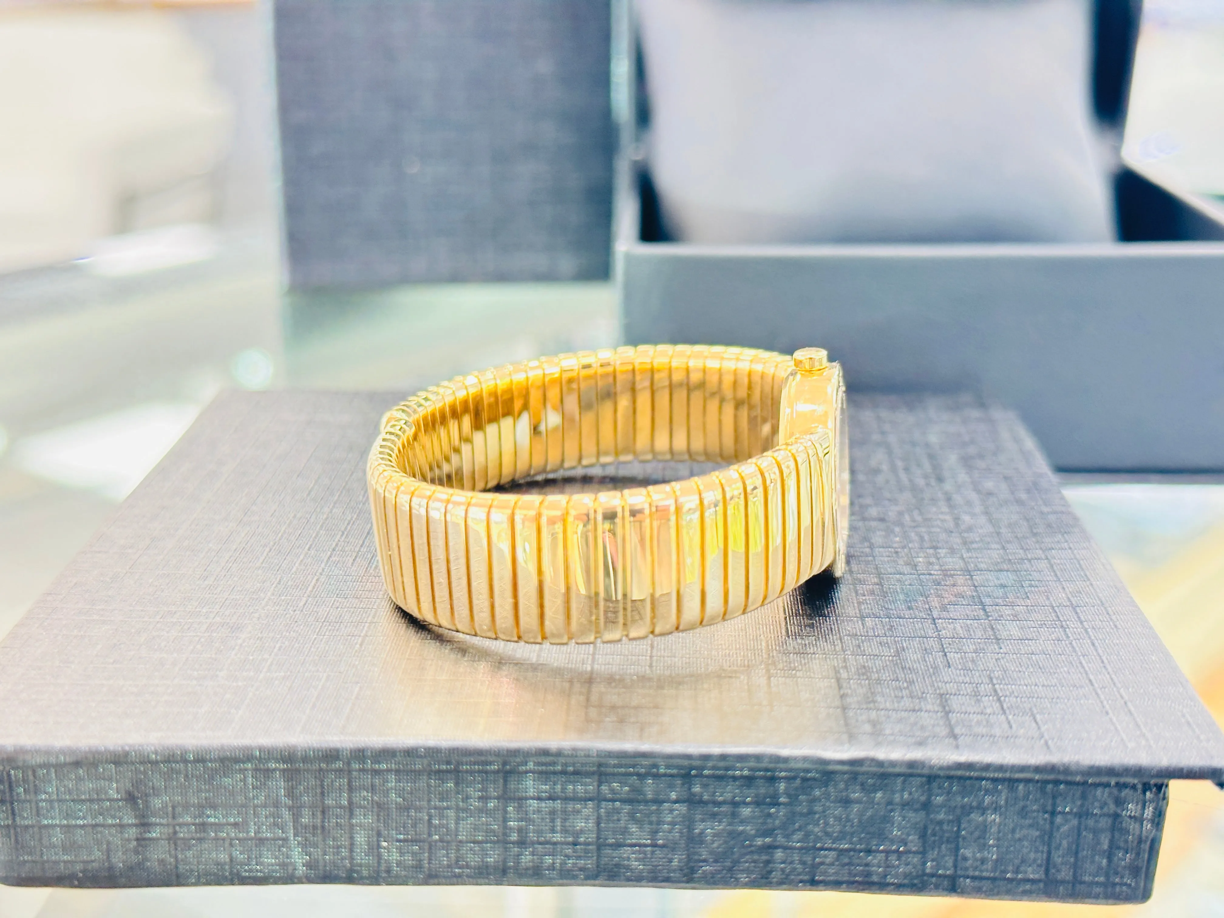 Ladies Bvlgari Bulgari 18K Yellow Gold Tubogas 23mm Quartz Bangle Watch BB 23 2T MINT