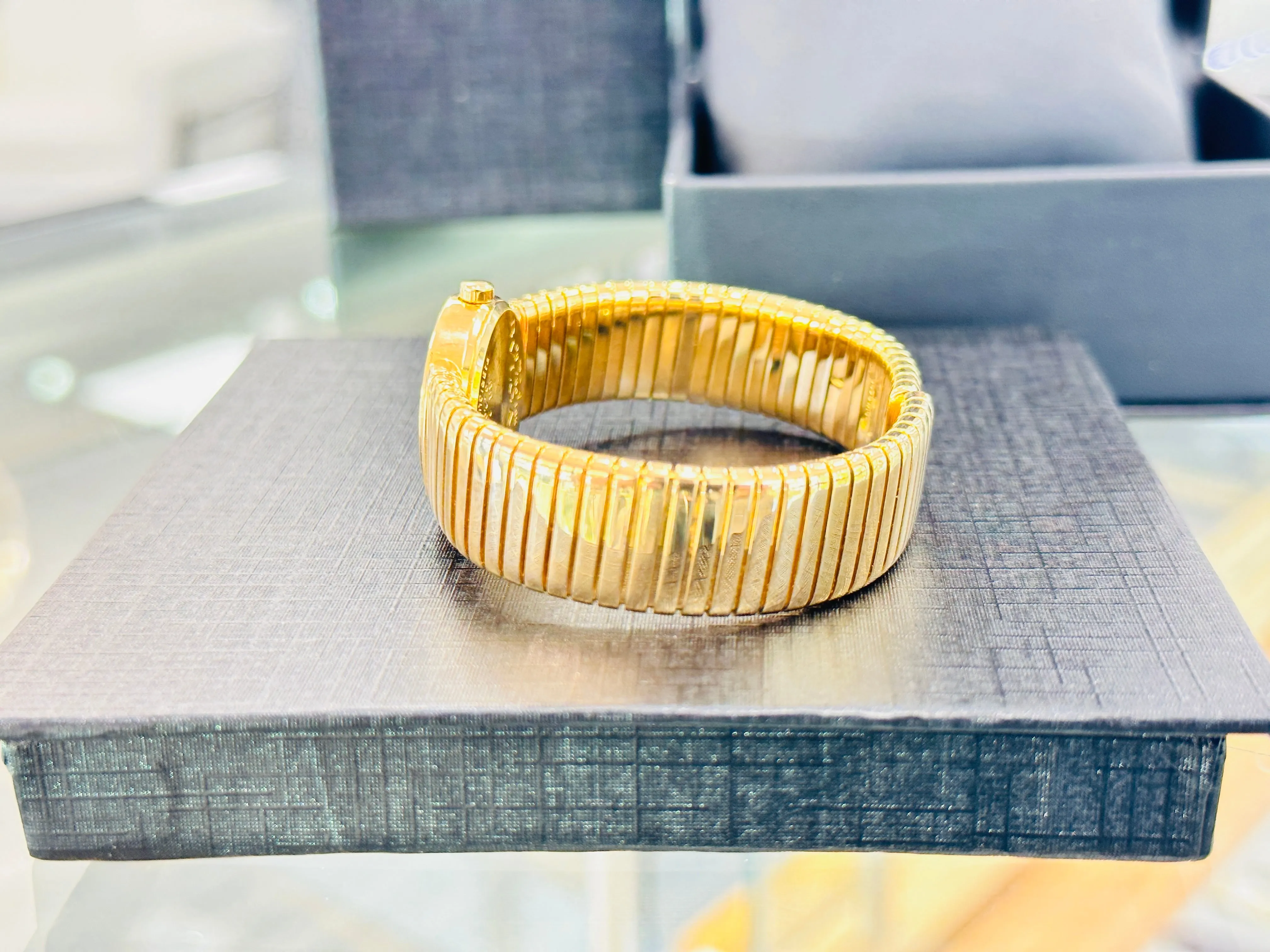 Ladies Bvlgari Bulgari 18K Yellow Gold Tubogas 23mm Quartz Bangle Watch BB 23 2T MINT