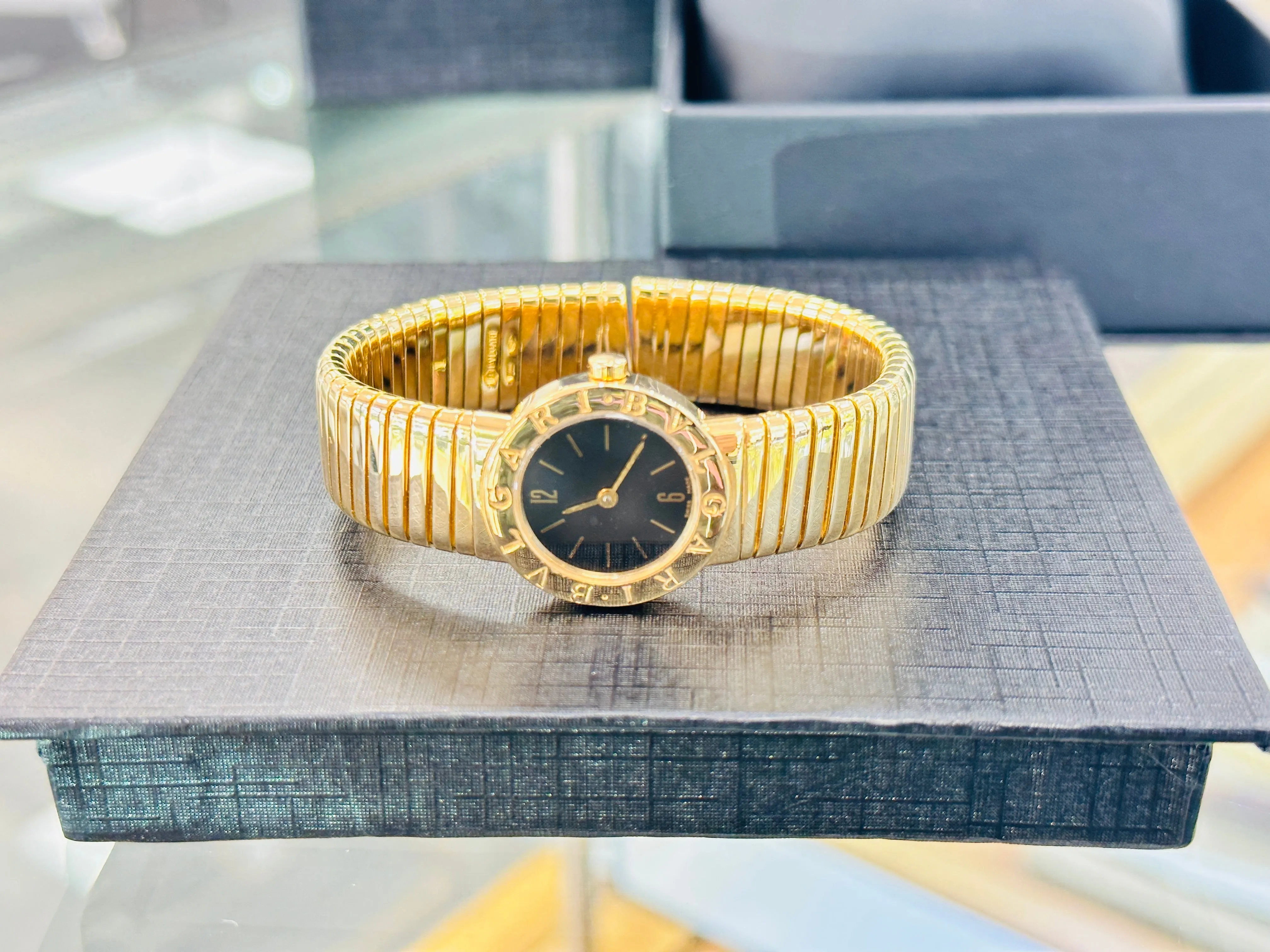 Ladies Bvlgari Bulgari 18K Yellow Gold Tubogas 23mm Quartz Bangle Watch BB 23 2T MINT