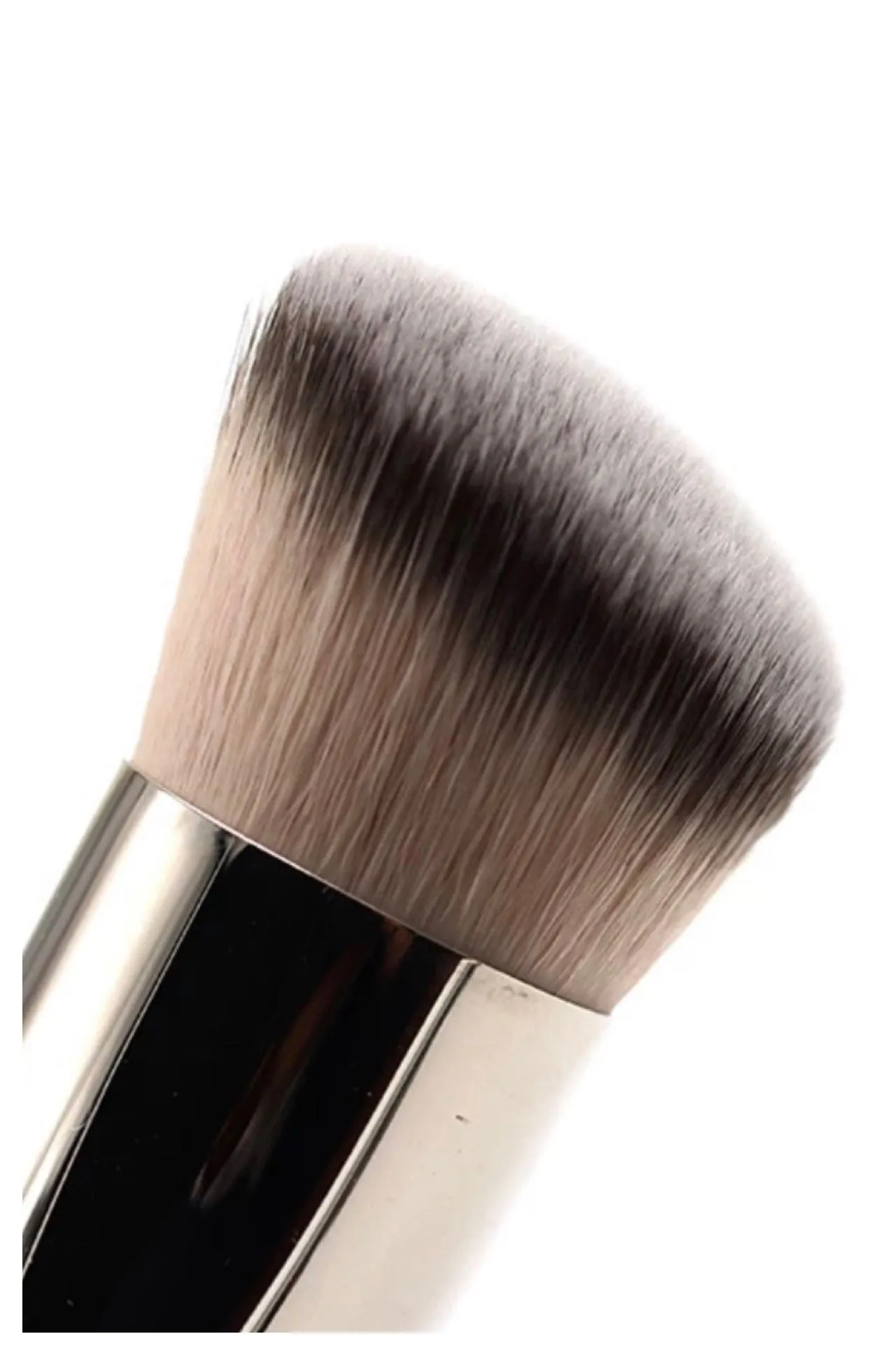 R&M 570 Round Slanted Foundation & Buffer brush