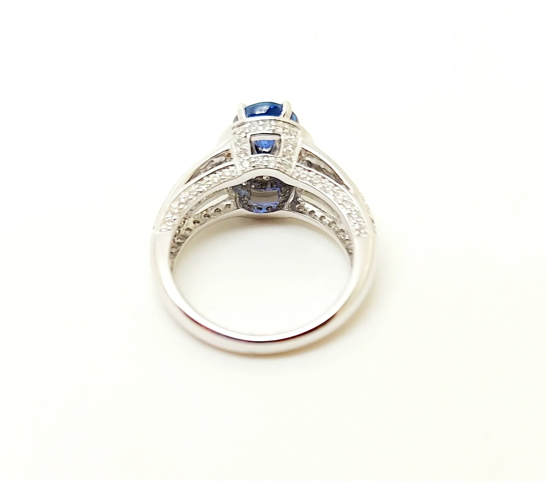 Round Blue  Sapphire And Diamond Ring In 18k White Gold(AD NO 2786)