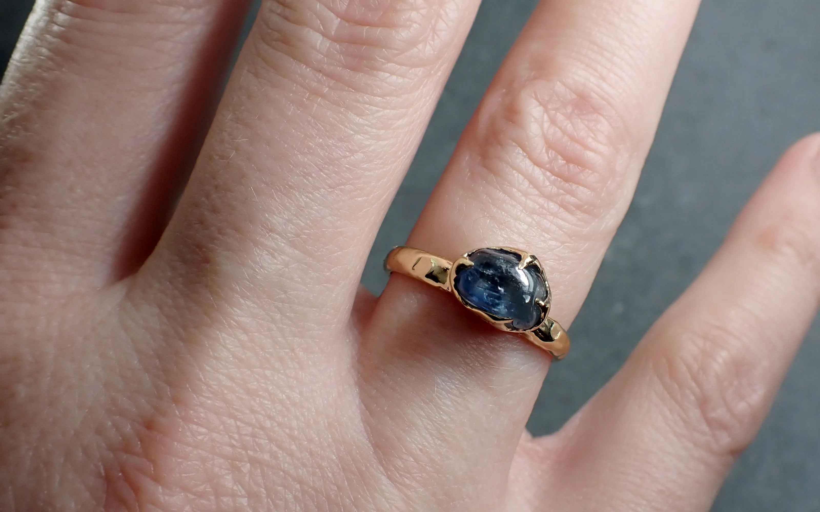 Sapphire tumbled yellow 18k gold Solitaire blue tumbled gemstone ring 2816