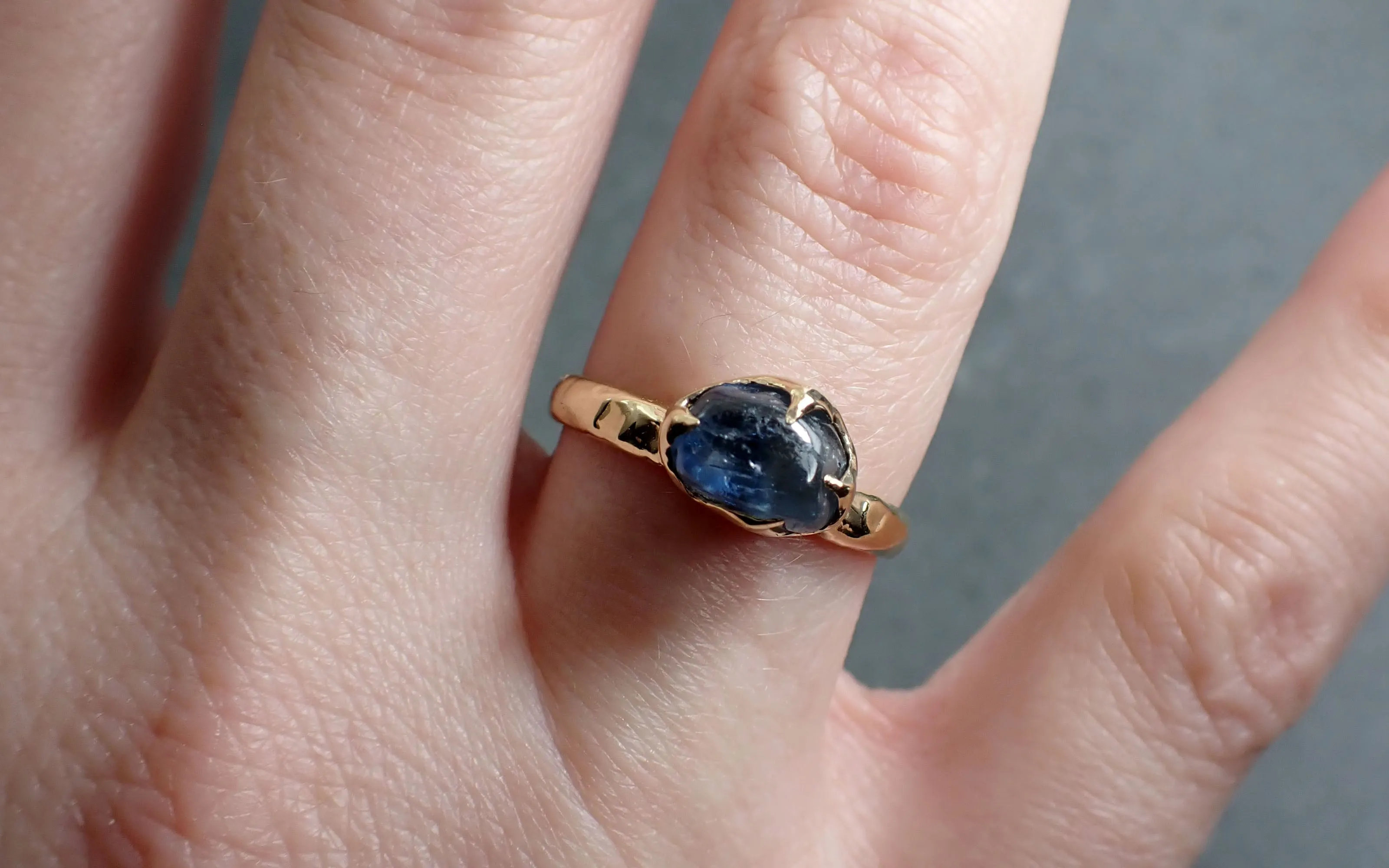 Sapphire tumbled yellow 18k gold Solitaire blue tumbled gemstone ring 2816
