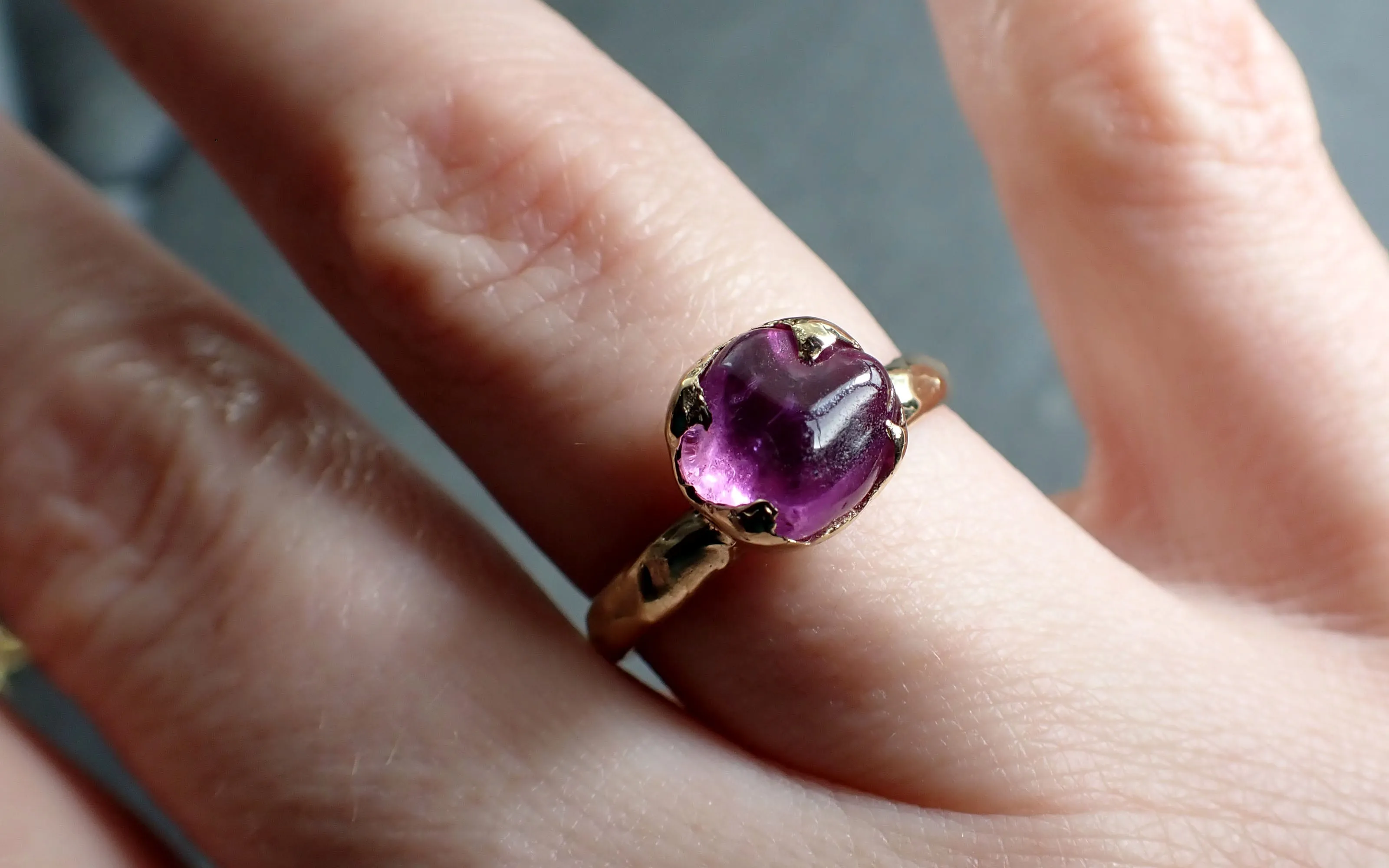 Sapphire tumbled yellow 18k gold Solitaire pink tumbled gemstone ring 2810