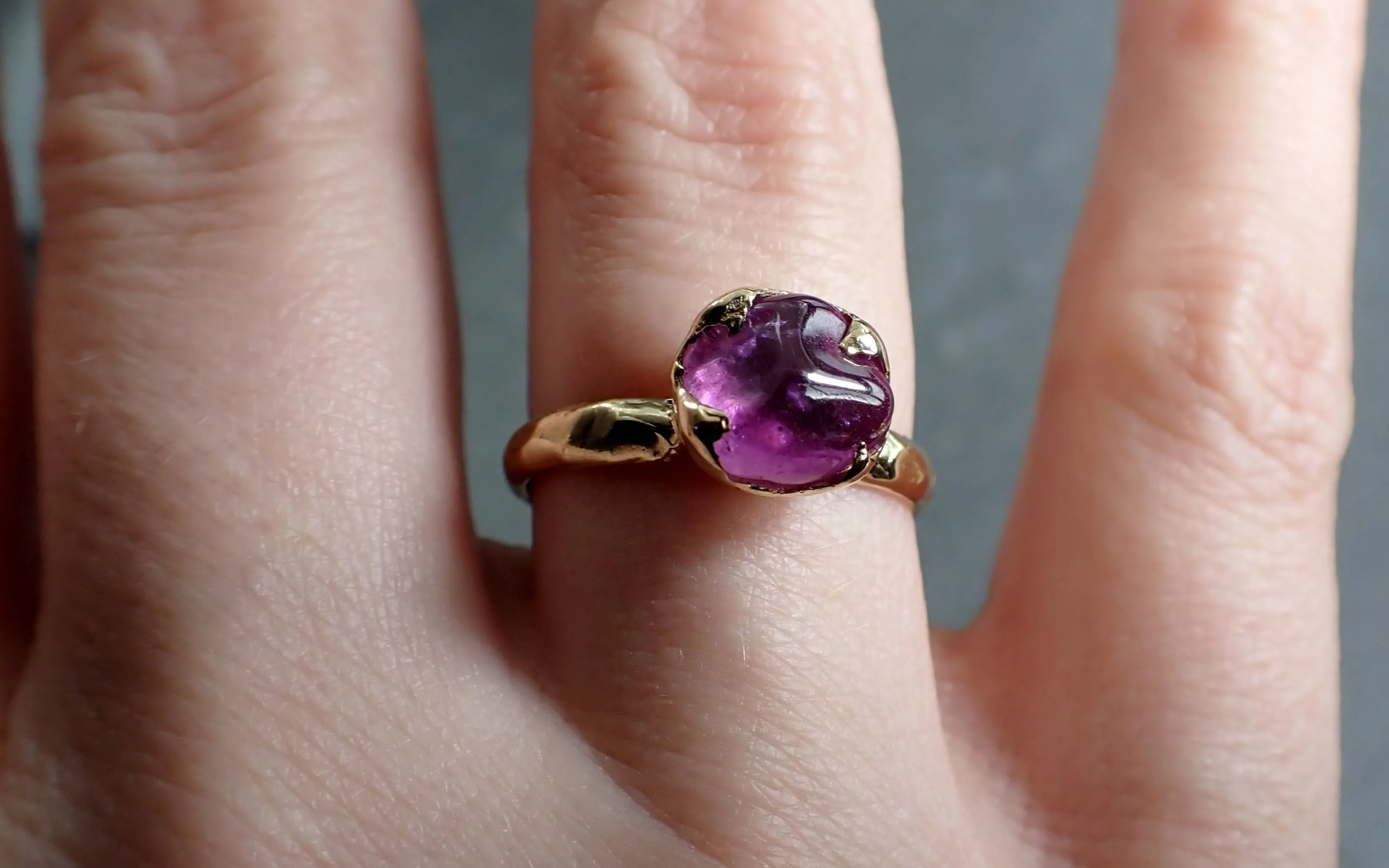 Sapphire tumbled yellow 18k gold Solitaire pink tumbled gemstone ring 2810