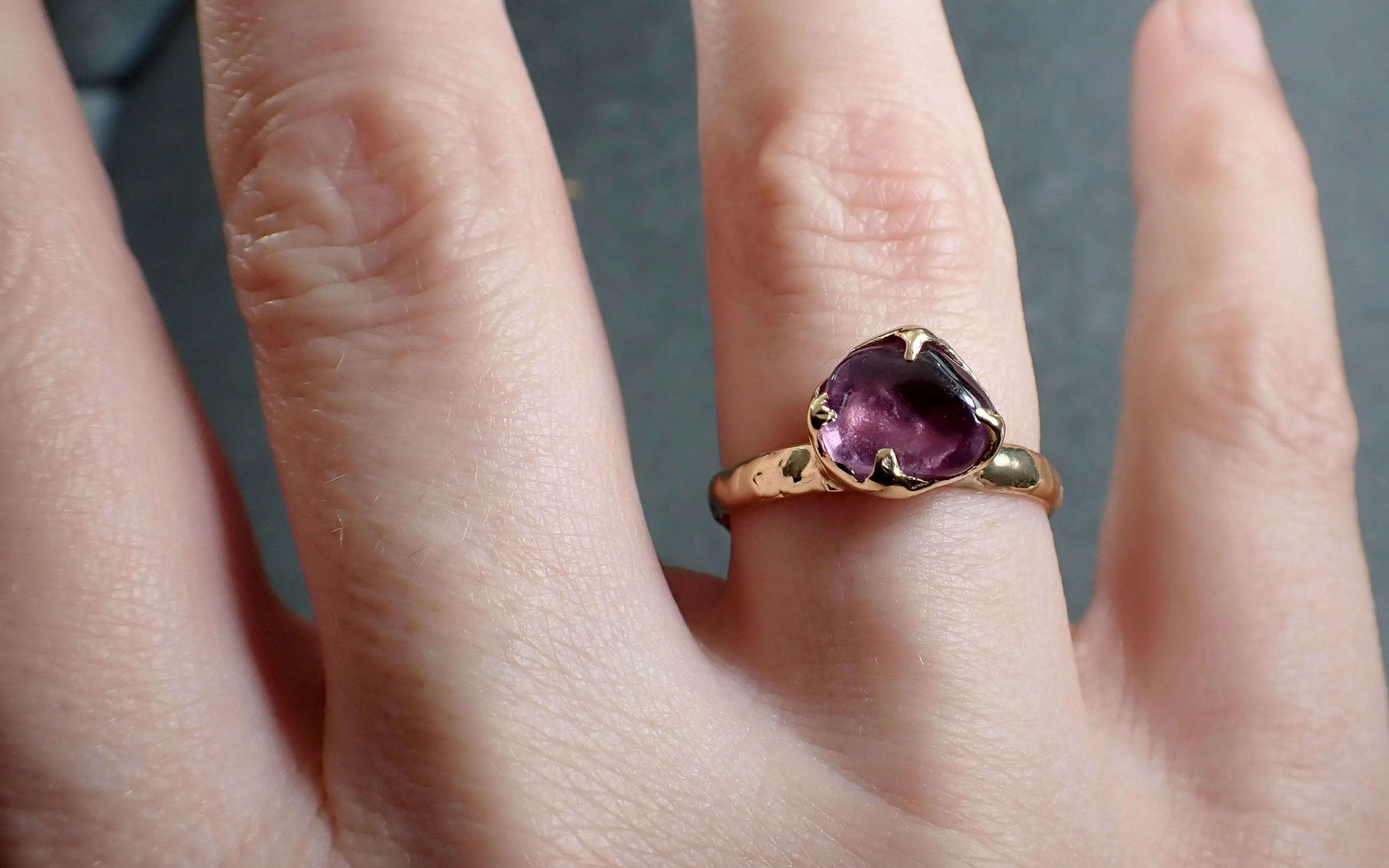 Sapphire tumbled yellow 18k gold Solitaire pink tumbled gemstone ring 2815