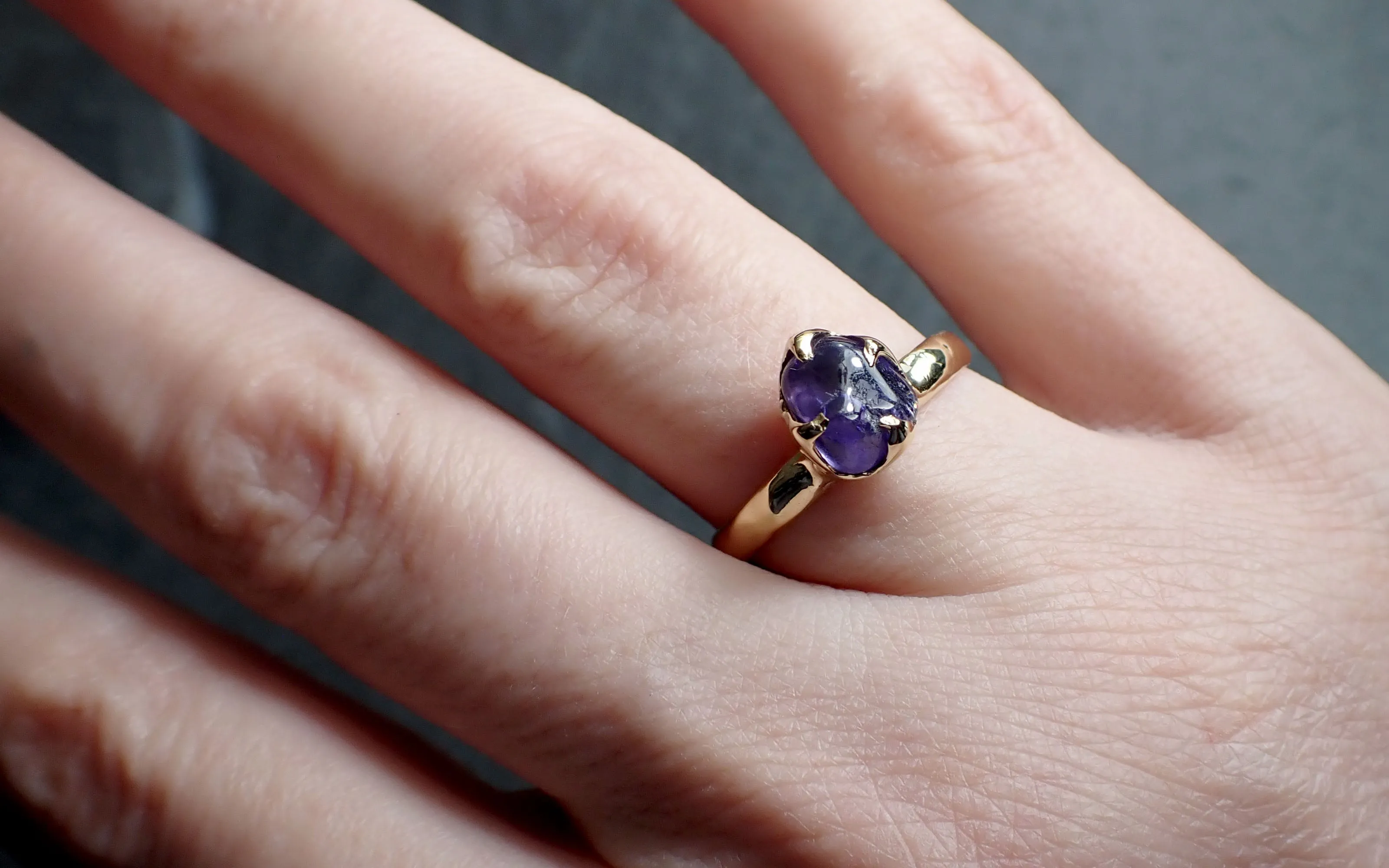 Sapphire tumbled yellow 18k gold Solitaire purple tumbled gemstone ring 2799
