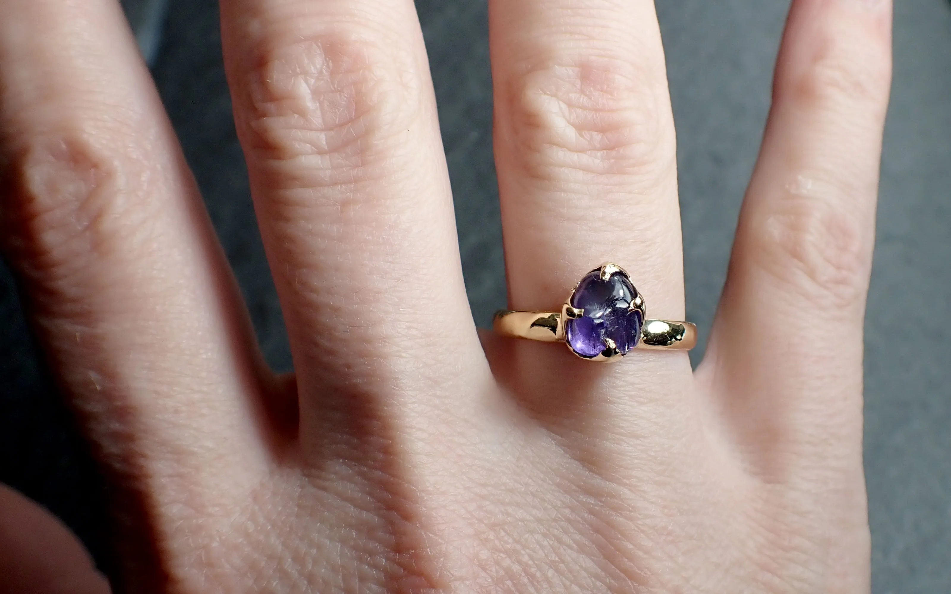 Sapphire tumbled yellow 18k gold Solitaire purple tumbled gemstone ring 2799