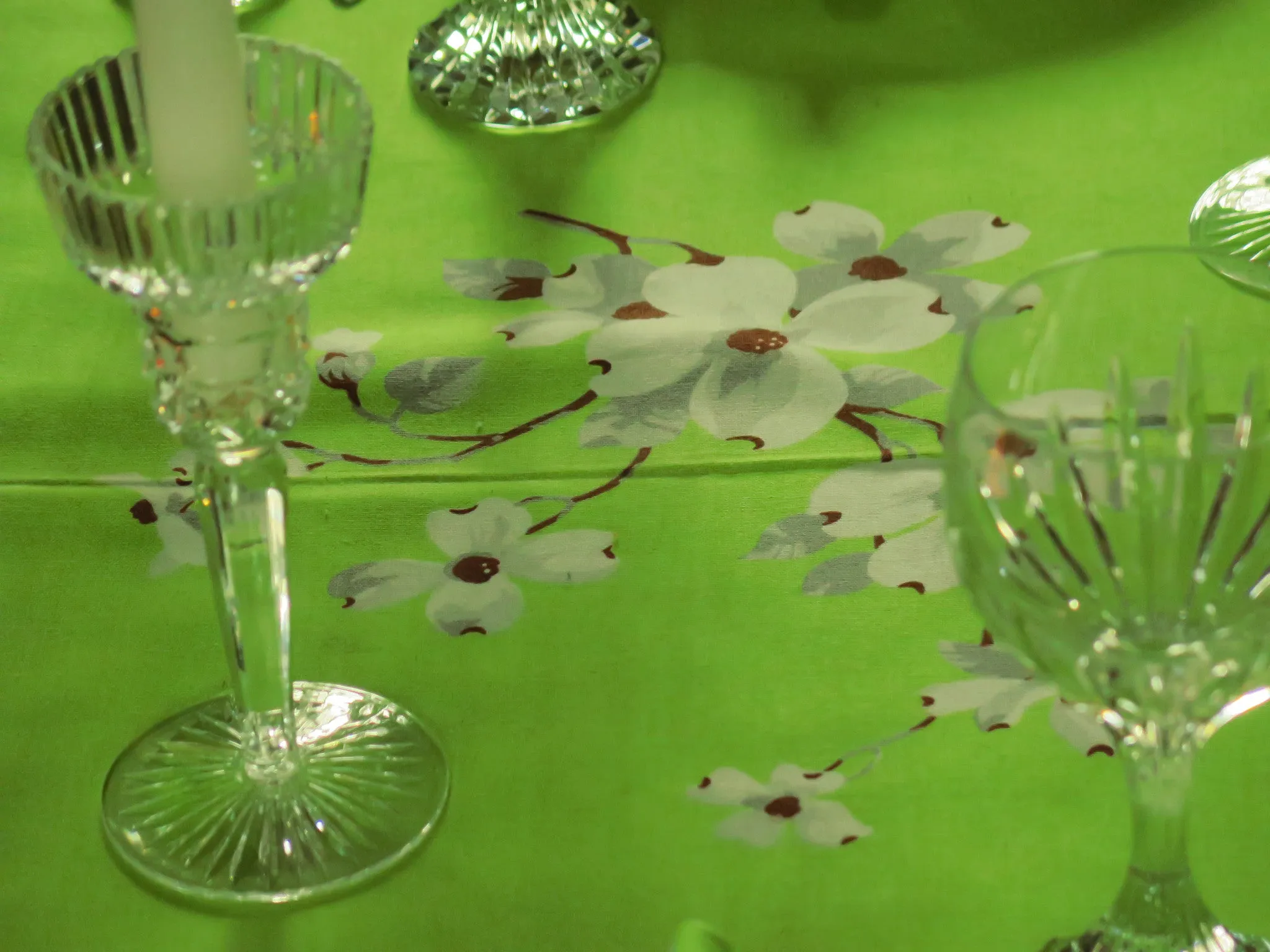 Wilunder "Dogwood" with Lime Green Ground - Cloth and 4 Napkins