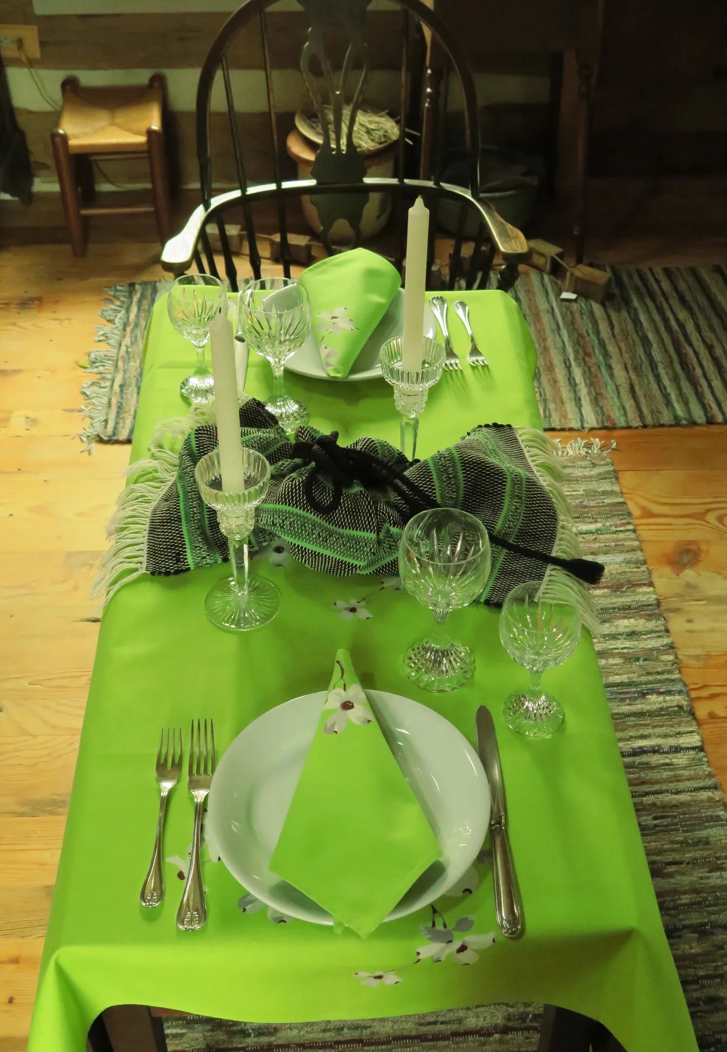 Wilunder "Dogwood" with Lime Green Ground - Cloth and 4 Napkins